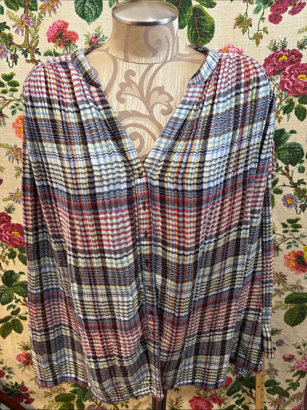 Free People Oversized Med Plaid V-Neck Women’s Flannel Blouse Top Frayed Edges